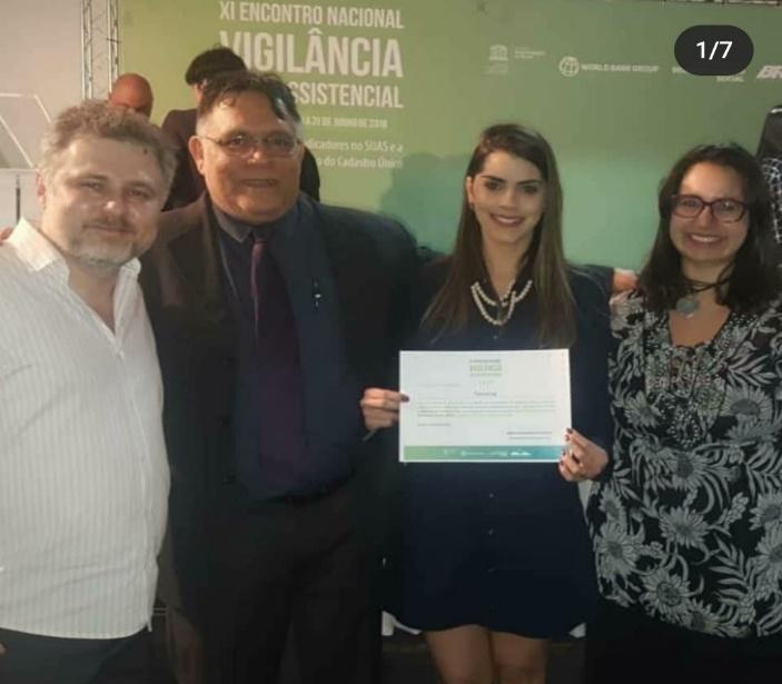 Thiara com certificado e equipe