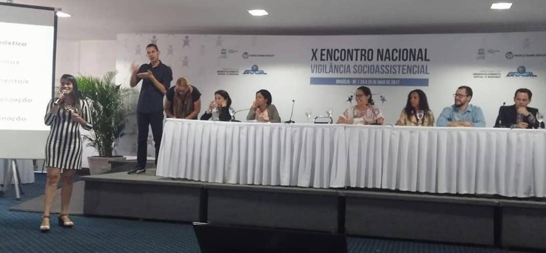 Thiara ao microfone no painel