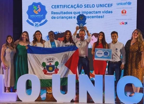 Equipe comemorando o Selo Unicef