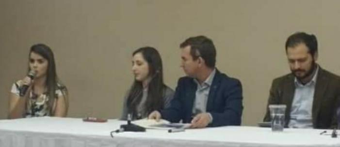 Thiara na mesa de palestrantes